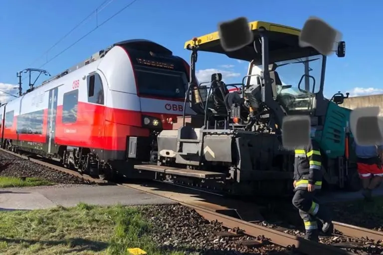 Wildon - S-Bahn kracht in Arbeitsmaschine