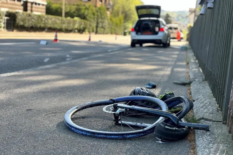 Rüti ZH - Velofahrerin und Fussgänger von Auto erfasst 