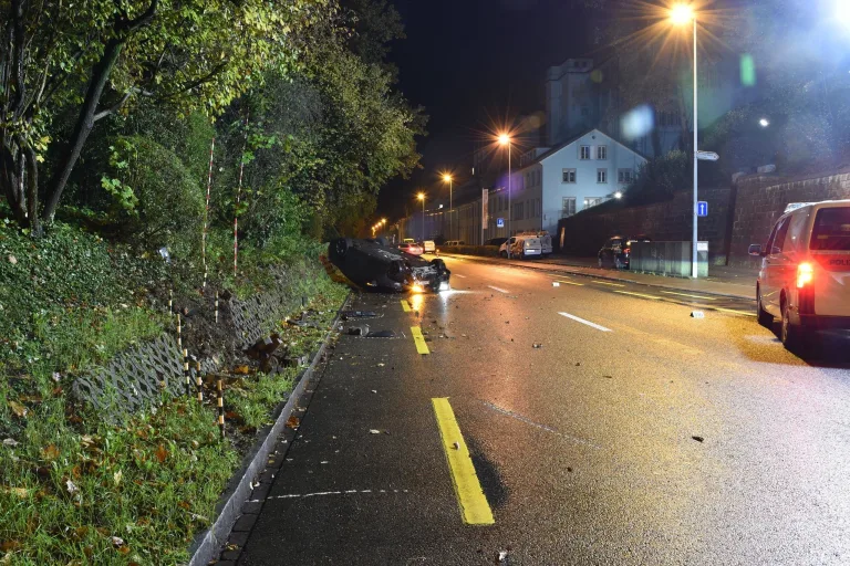 Thalwil ZH – Kontrolle über Fahrzeug verloren und in Mauer gekracht