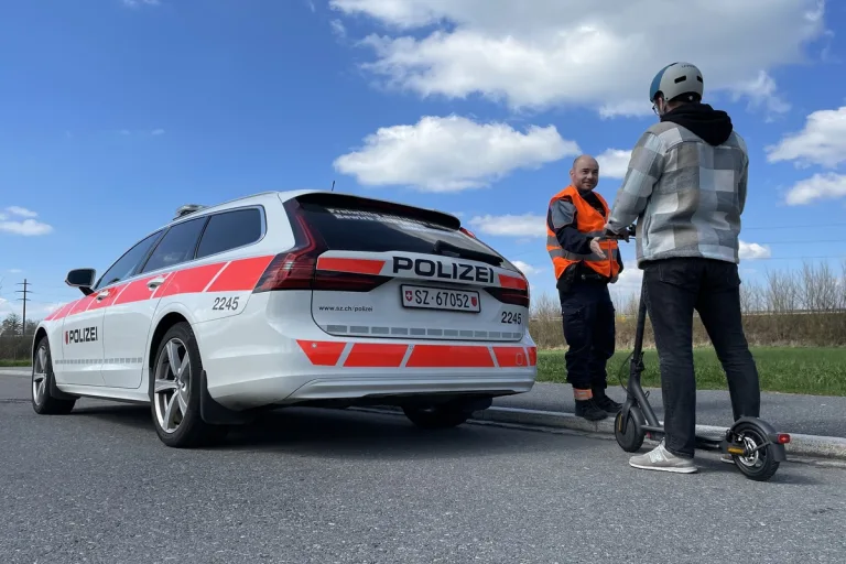 Kanton Schwyz - Kantonspolizei weist auf die Regeln zur Nutzung von E-Trottis hin