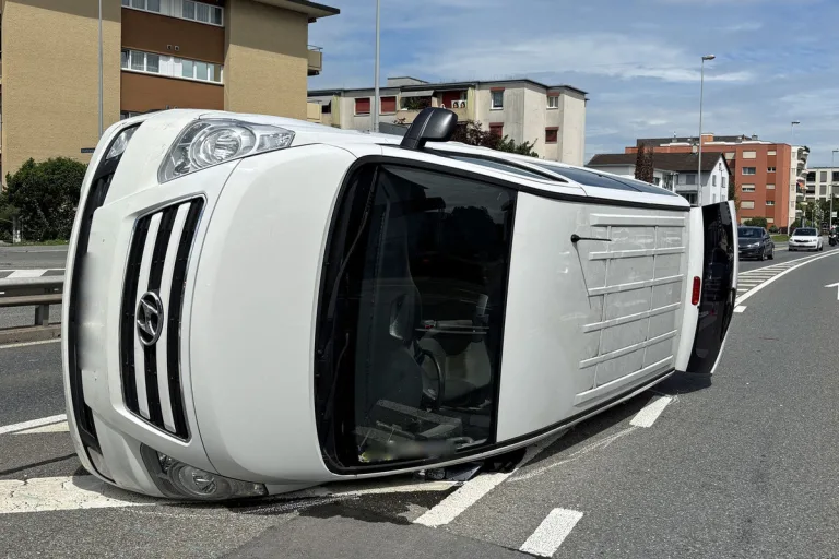 Emmen LU – Auto kippt bei Unfall auf die Seite