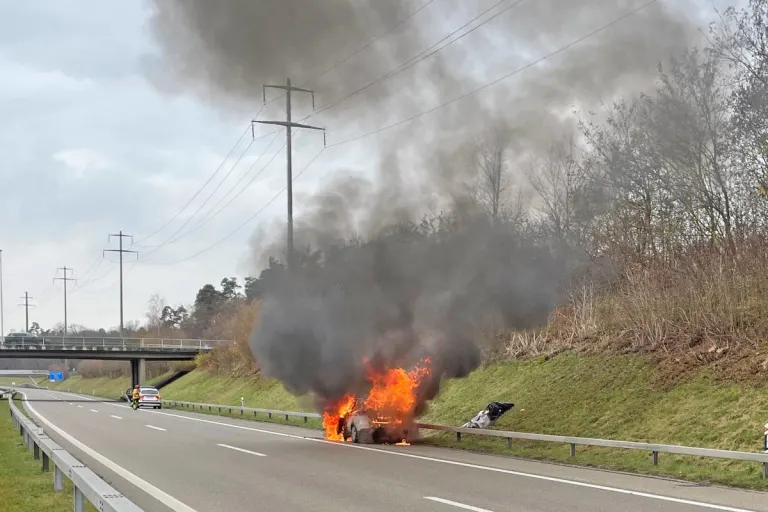 A7 Frauenfeld TG – Auto während der Fahrt auf der Autobahn in Flammen aufgegangen