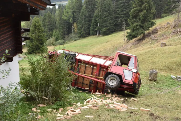 Valbella GR - Motorkarren überschlagen - 21-Jähriger mit Beinfraktur