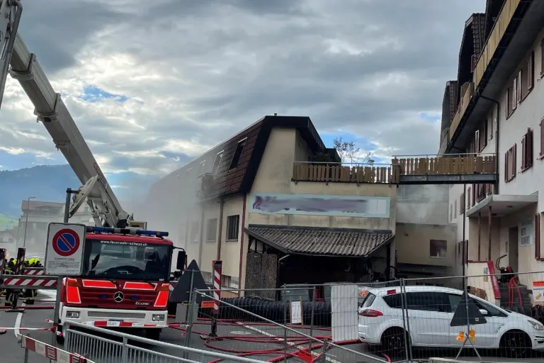 Seewen SZ - Zwei Verletzte bei Brand - 65 Personen  evakuiert