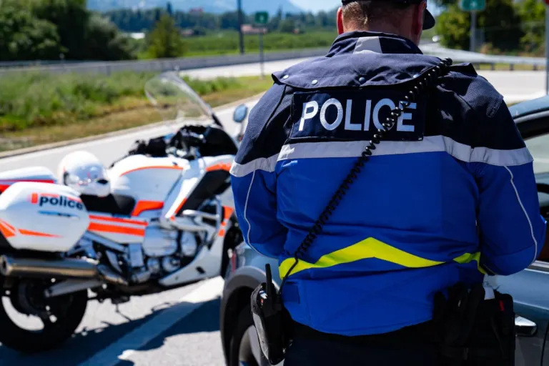 Fully VS – Polizist bei Kontrolle durch Fahrzeug erfasst und verletzt