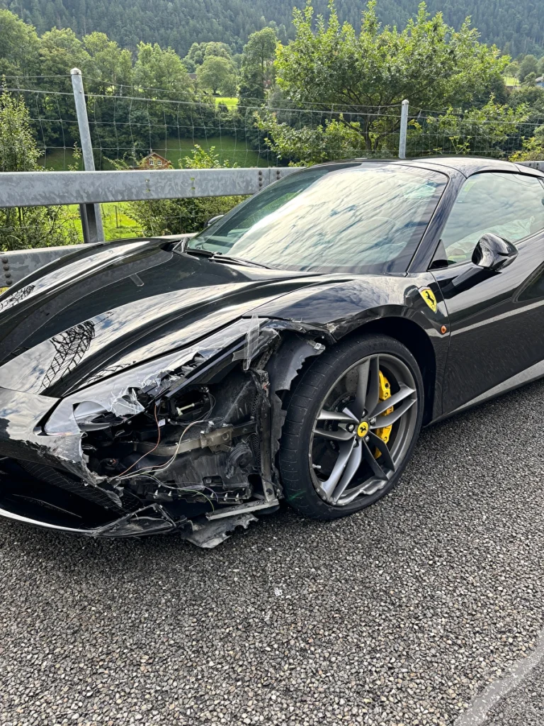 Unfall auf A2 bei Silenen – Ferrari prallt gegen Leitplanke