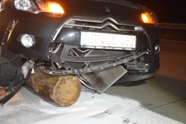 A6 Alsenborn – Holzscheite auf Autobahn gelegt