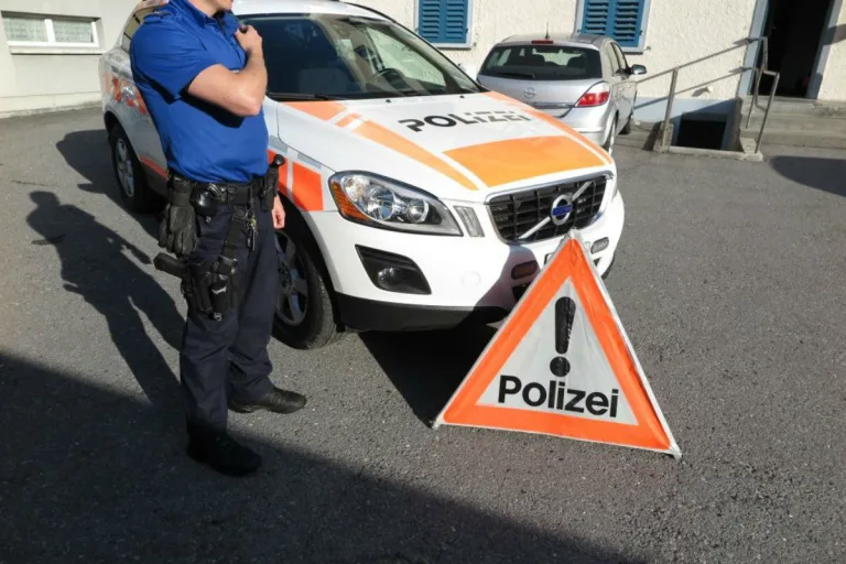 Netstal GL - Zwei Verkehrsunfälle und auch zwei Autos mit Totalschaden