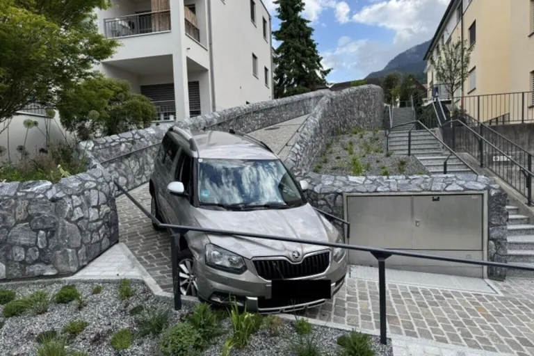 Vaduz FL – Auto bleibt nach Fahrfehler stecken