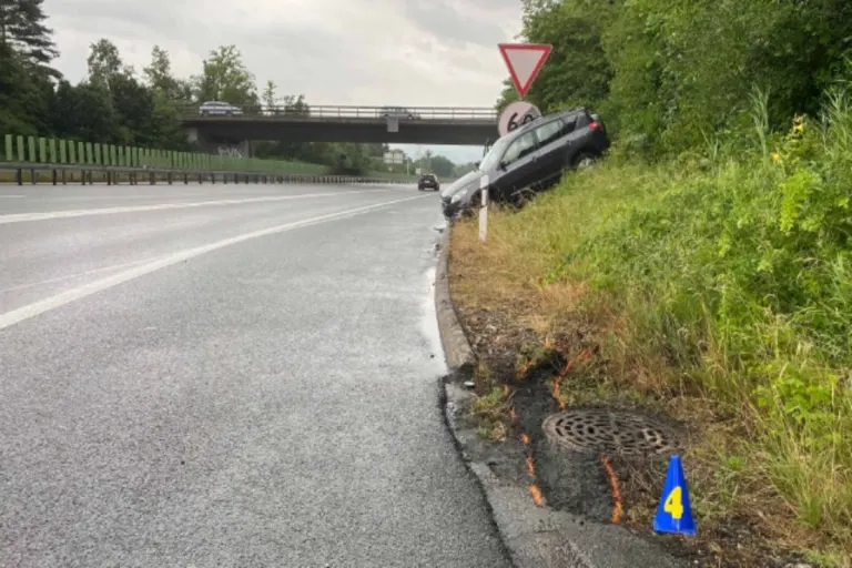 Baar ZG - Unfall auf nasser Strasse