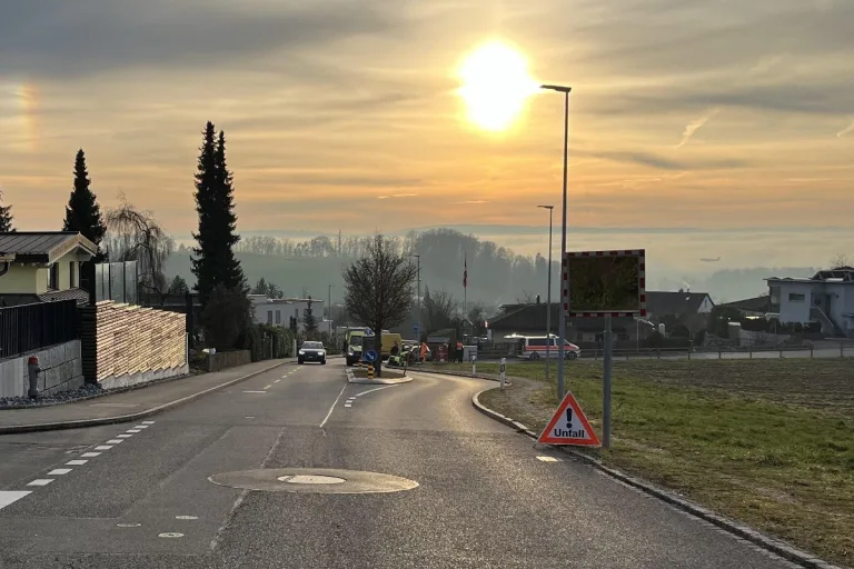 Winkel ZH - E-Biker bei Sturz schwer verletzt - Strasse musste gesperrt werden