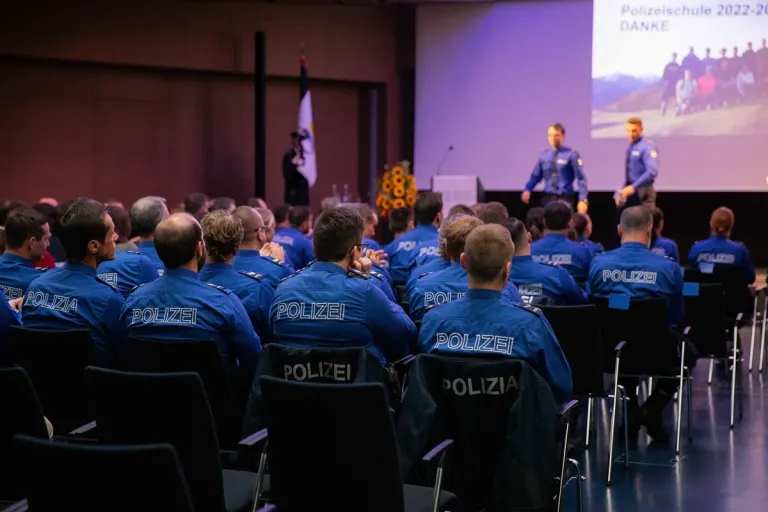 Chur GR - Kantonspolizei Graubünden vereidigt 16 neue Polizistinnen und Polizisten