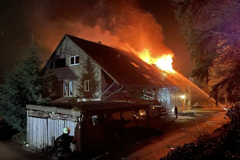 Domdidier FR – Brandausbruch im Dachgeschoss