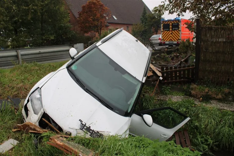 Lübbecke NW - Unfall endet in einem Bach 