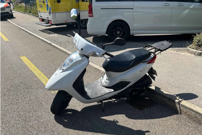 Herisau AR – Rollerfahrerin verursacht Unfall und verletzt sich schwer