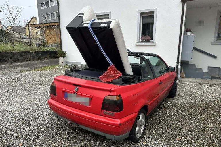St.Gallen - Sofa im offenen Cabriolet transportiert 