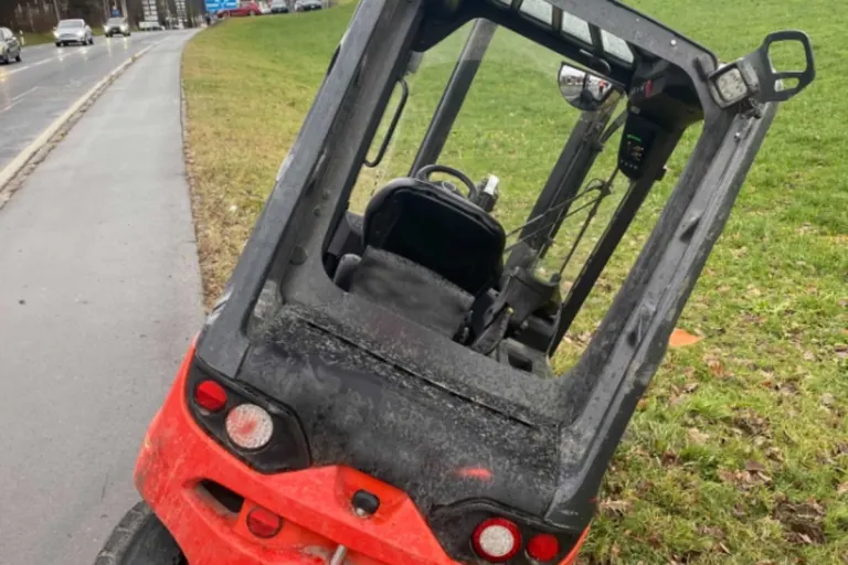 Baar ZG - Mit einem Gabelstapler stecken geblieben