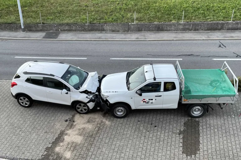 Steinen SZ – Auto nach Kollision in Brand geraten