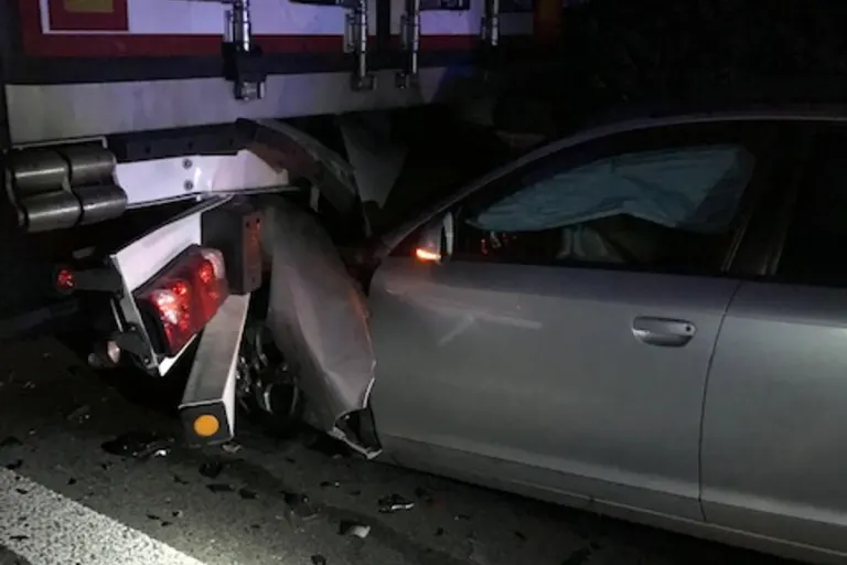A2 Bottrop – PKW frontal auf einen vorausfahrenden LKW aufgefahren