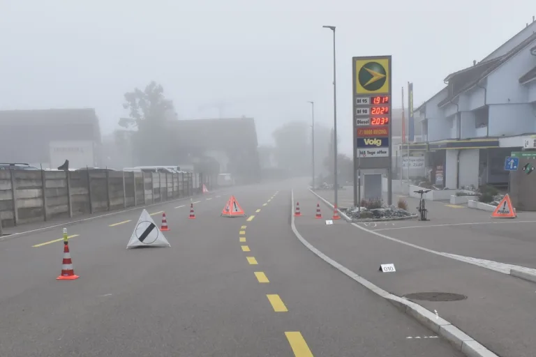 Rickenbach Sulz ZH - Radfahrer nach Sturz schwer verletzt 