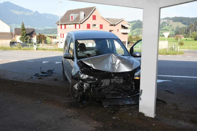 Maseltrangen SG – Gegen Pfeiler gefahren