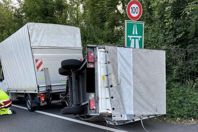 Muttenz BL - Anhänger kippt auf die Seite