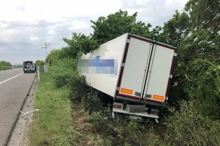 A1 Payerne FR – Lastkraftwagen kommt auf der Autobahn von Fahrbahn ab
