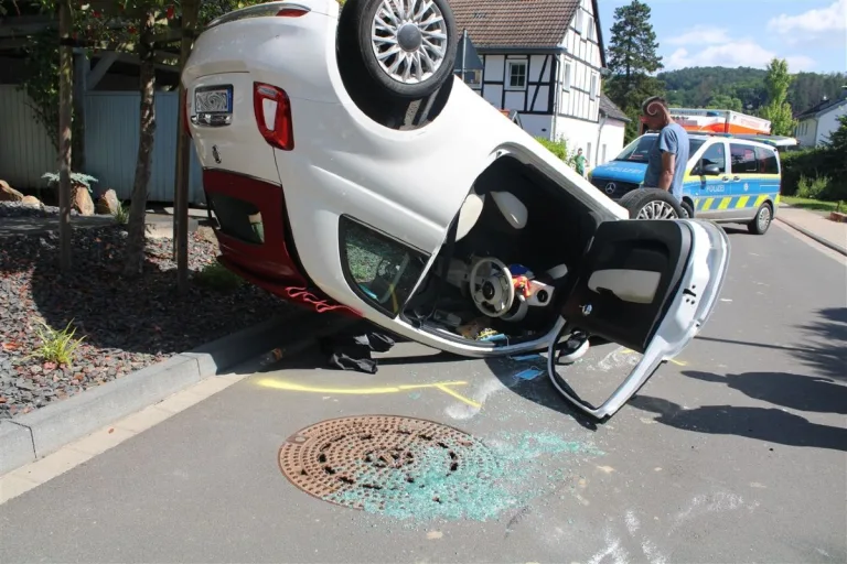 Rösrath - Fiat 500 landet bei Verkehrsunfall auf dem Dach 