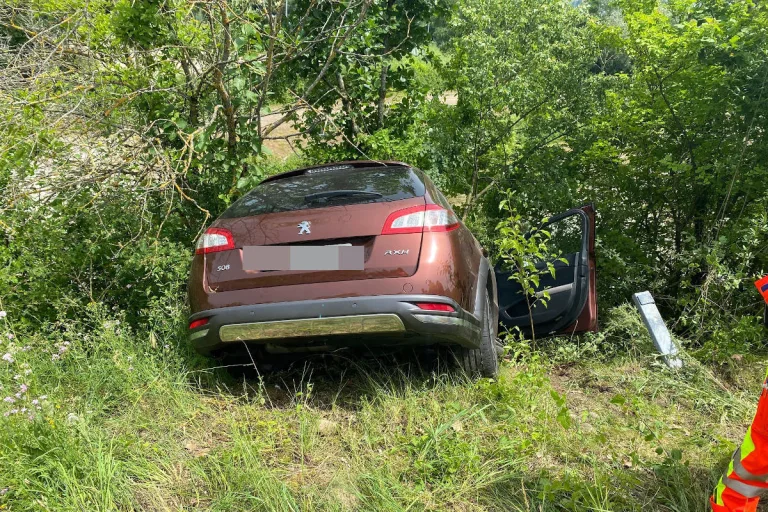 Unfall in Bremgarten AG – Kontrolle verloren und Peugeot Abhang hinunter