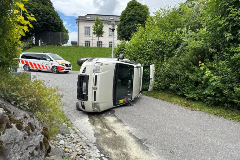 Selbstunfall in Sool GL – Fiat kippt bei Kollsion mit Stein um