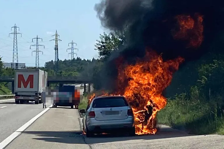 Derendingen SO - VW brennt auf der Autobahn vollständig aus