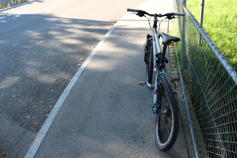 Appenzell AI - Kollision zwischen Auto und Velo im Kreisverkehrsplatz