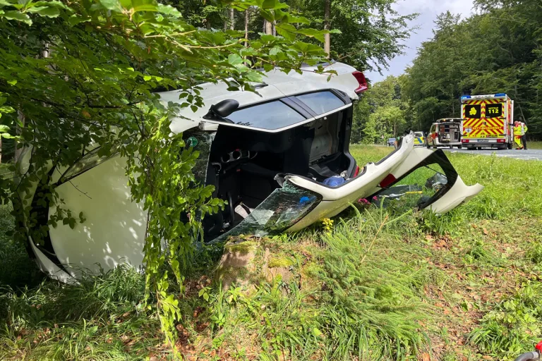 K18 Brakel NW – Fahrerin nach Alleinunfall eingeklemmt und schwer verletzt