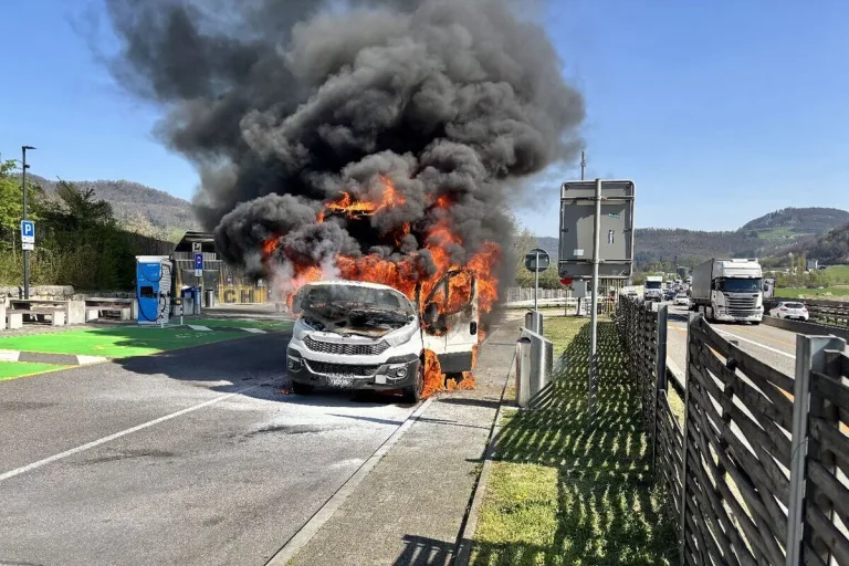 Sissach BL – Lieferwagen in Brand geraten