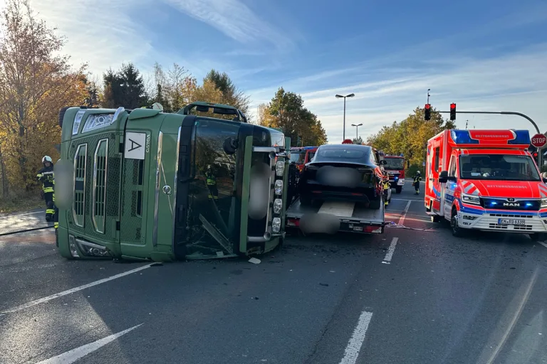 Sprockhövel NW – Lkw kippt in Kurve auf Transporter