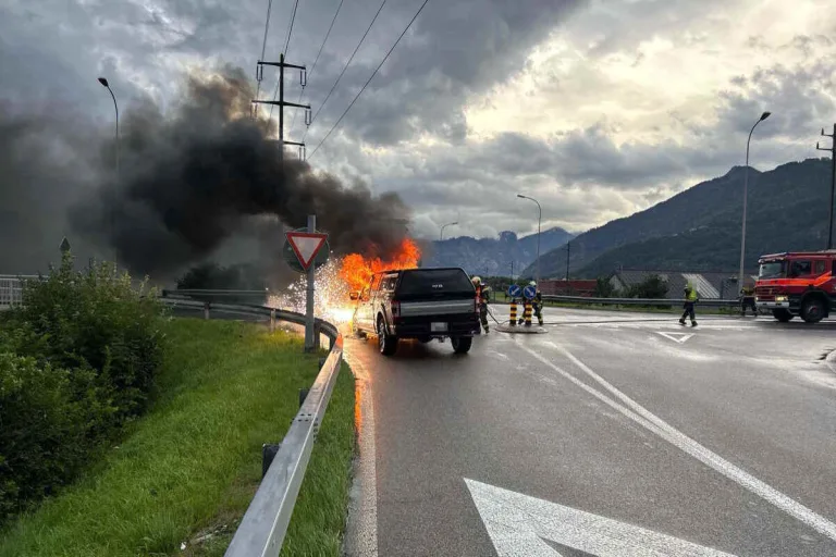 Bad Ragaz SG - Auto brennt auf Autobahnbrücke komplett aus 