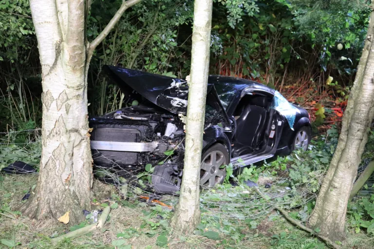 Schiffdorf – Pkw landet in Böschung – Fahrer wird im Wrack eingeklemmt und muss durch Feuerwehr befreit werden