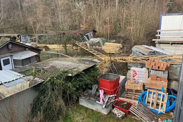 Neuhausen am Rheinfall SH – Baukran stürzt bei Baustelle um