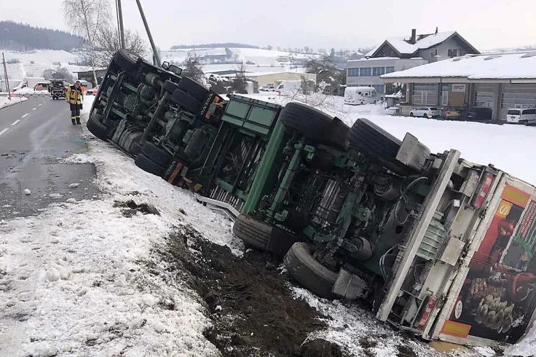Thayngen SH - Lastwagen mit Hühnerfutter kippt
