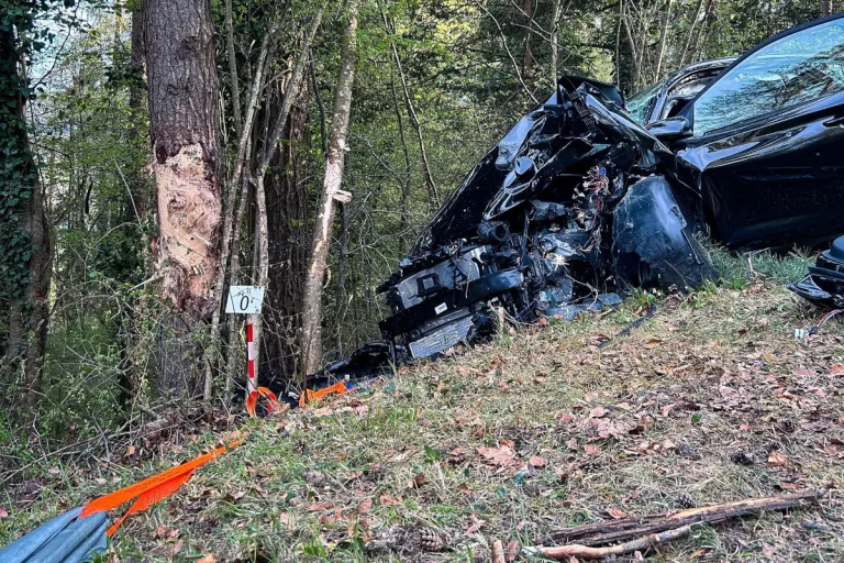 Hüntwangen ZH – Mann bei Unfall mit Auto schwer verletzt