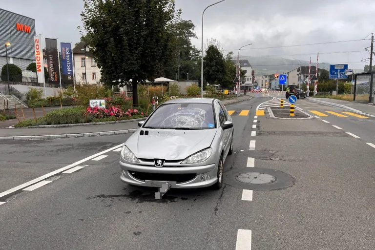 Drama in Reinach AG - 14-jährige Schülerin auf dem Fussgängerstreifen von Auto erfasst und weggeschleudert