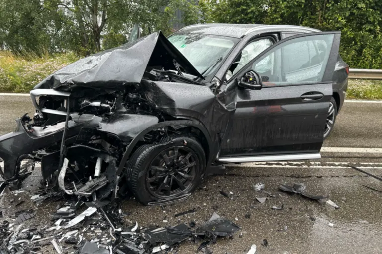 Klingnau AG - Frontalkollision fordert mehrere Verletzte 