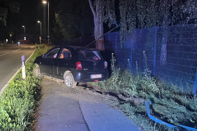 Bielefeld NW – Autofahrer (78) schwer verletzt nach Kollision mit Verkehrsinsel