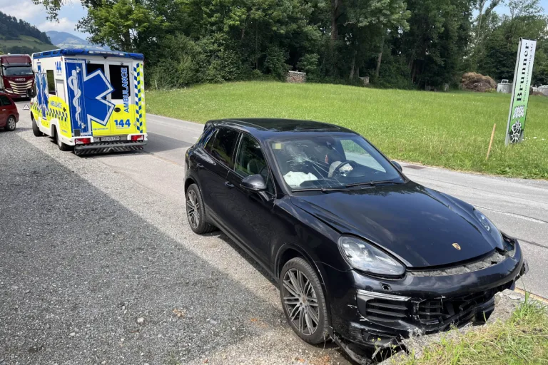 Unfall in Eichberg SG – Mit Porsche in Mauer geprallt