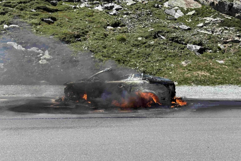 Splügen GR – Auto auf Splügenpass vollständig ausgebrannt