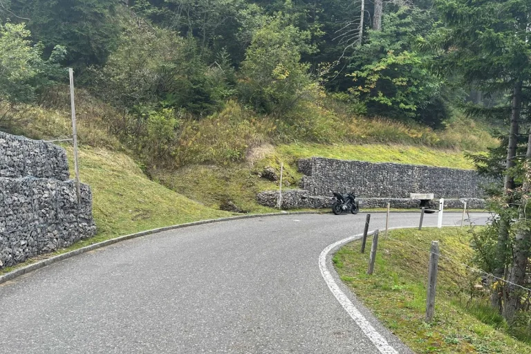 Giswil OW - Junglenker wird nach Unfall ins Spital geflogen