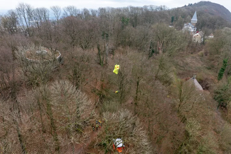 Porta Westfalica – Höhenretter retten Paragleiter aus 20 Metern Höhe