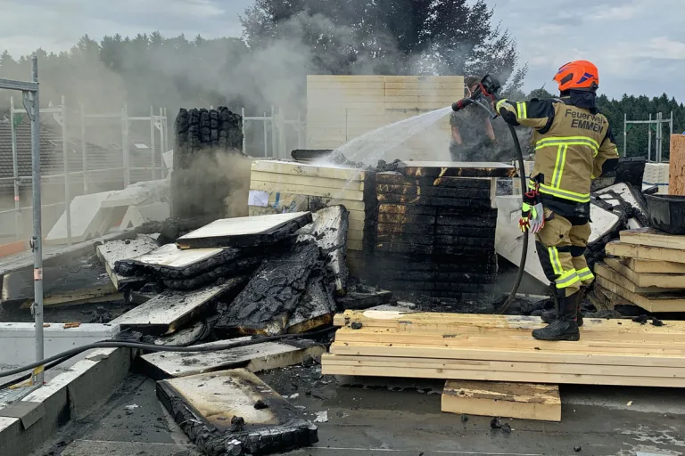 Emmenbrücke LU - Dachisolationsplatten in Brand geraten