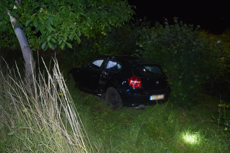 Rödinghausen – BMW kracht in mehrere Bäume und landet im Straßengraben