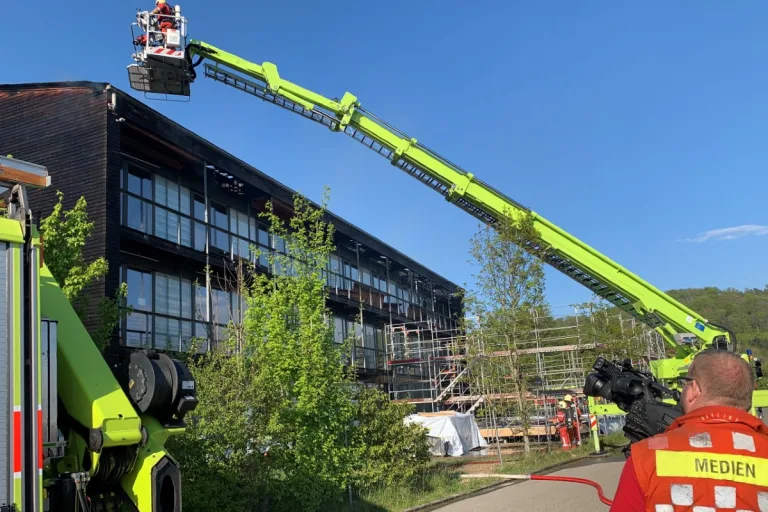 Lindau ZH - Brand in Bürogebäude verursacht grossen Sachschaden